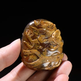 A Chinese Carved Agate Dragon Pendant