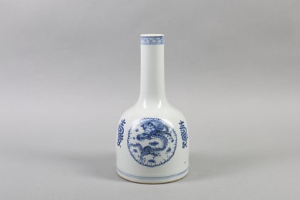 A Chinese Blue and White Porcelain Vase