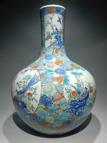 A Chinese Dou-Cai Glazed Porcelain Vase