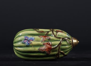 A Chinese Famille-Rose Porcelain Snuff Bottle