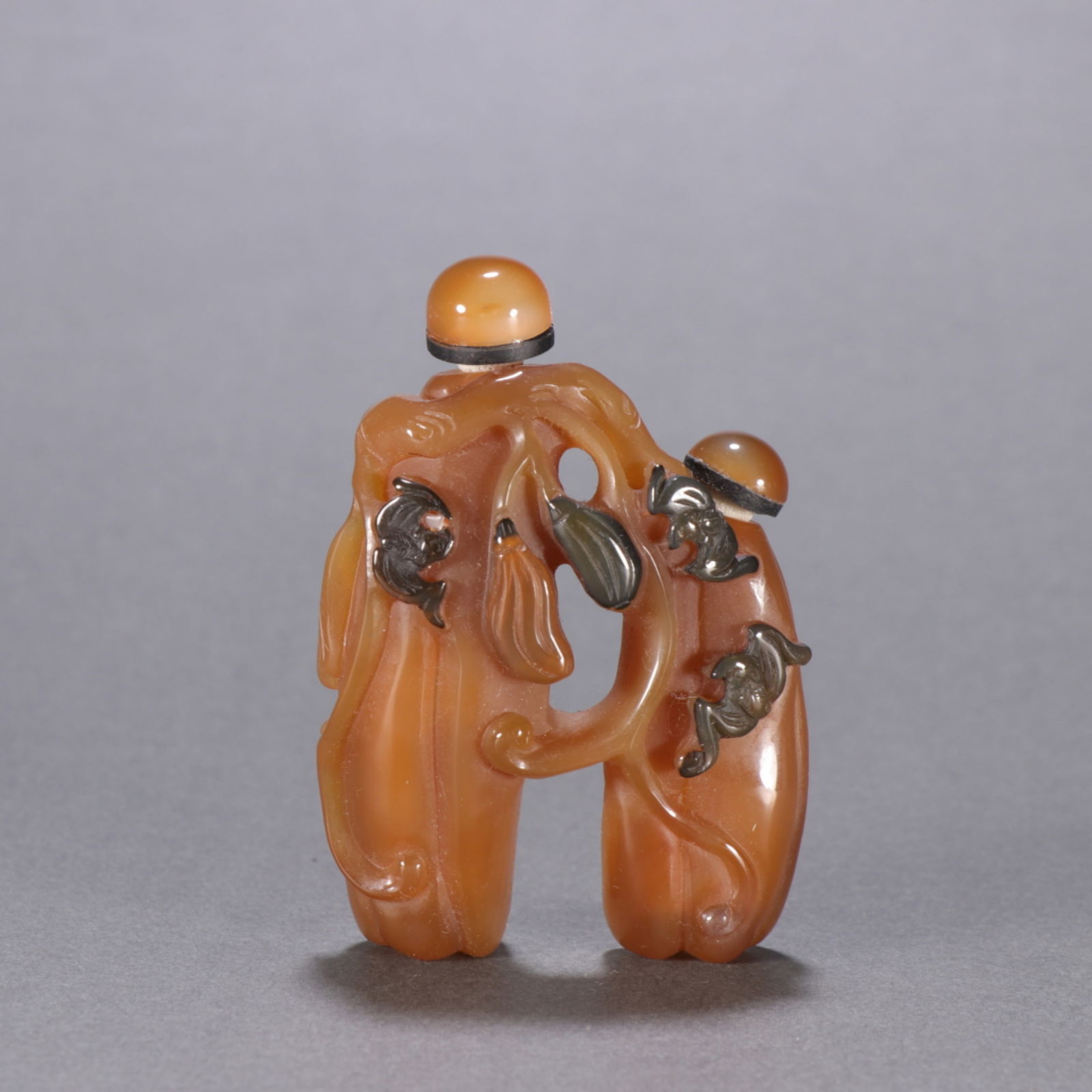 A Chinese Carved Agate Snuff Bottle (1 of 9)