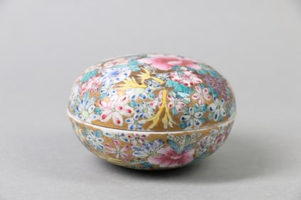 A Chinese Famille-Rose Porcelain Box