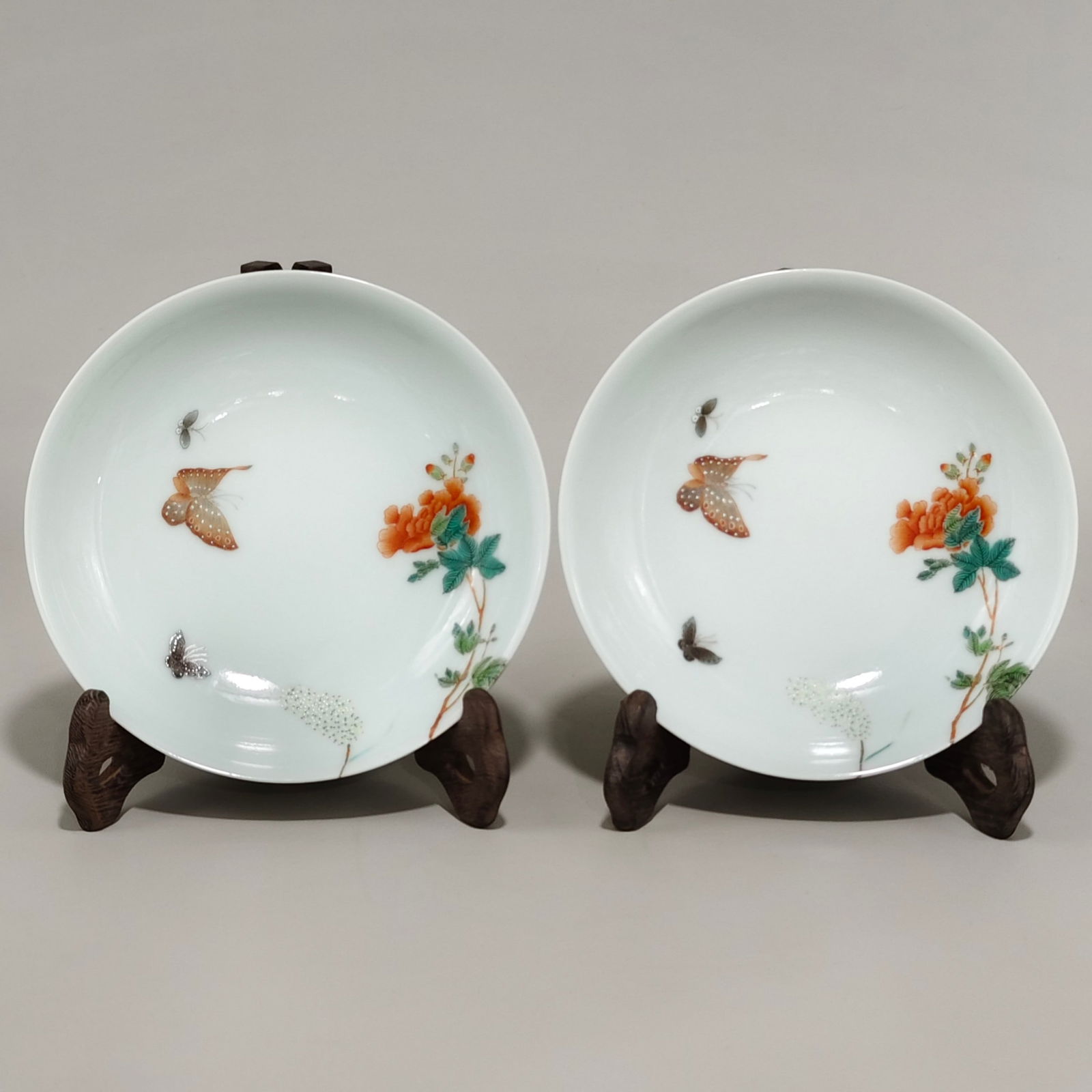 A Pair of Chinese Famille-Rose Porcelain Plates: Ht. 3cm, Diam. 15.6cm