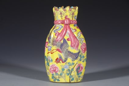 A Chinese Enamel Glazed Porcelain Vase