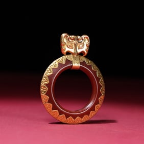 A Chinese Carved Agate Ring with Gold Inlaid