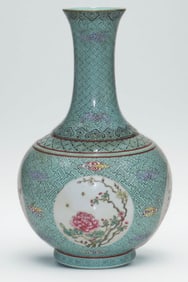 A Chinese Enamel Glazed Porcelain Vase