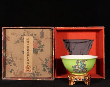 A Chinese Green Ground Enamel Glazed Porcelain Bowl