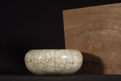 A Chinese Ge-Type Glazed Porcelain Brush Washer