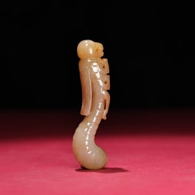A Chinese Carved Jade Bug Statuette