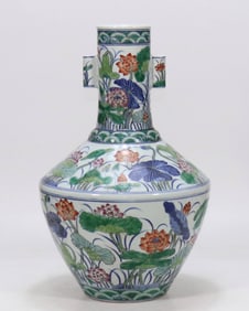 A Chinese Dou-Cai Glazed Porcelain Vase