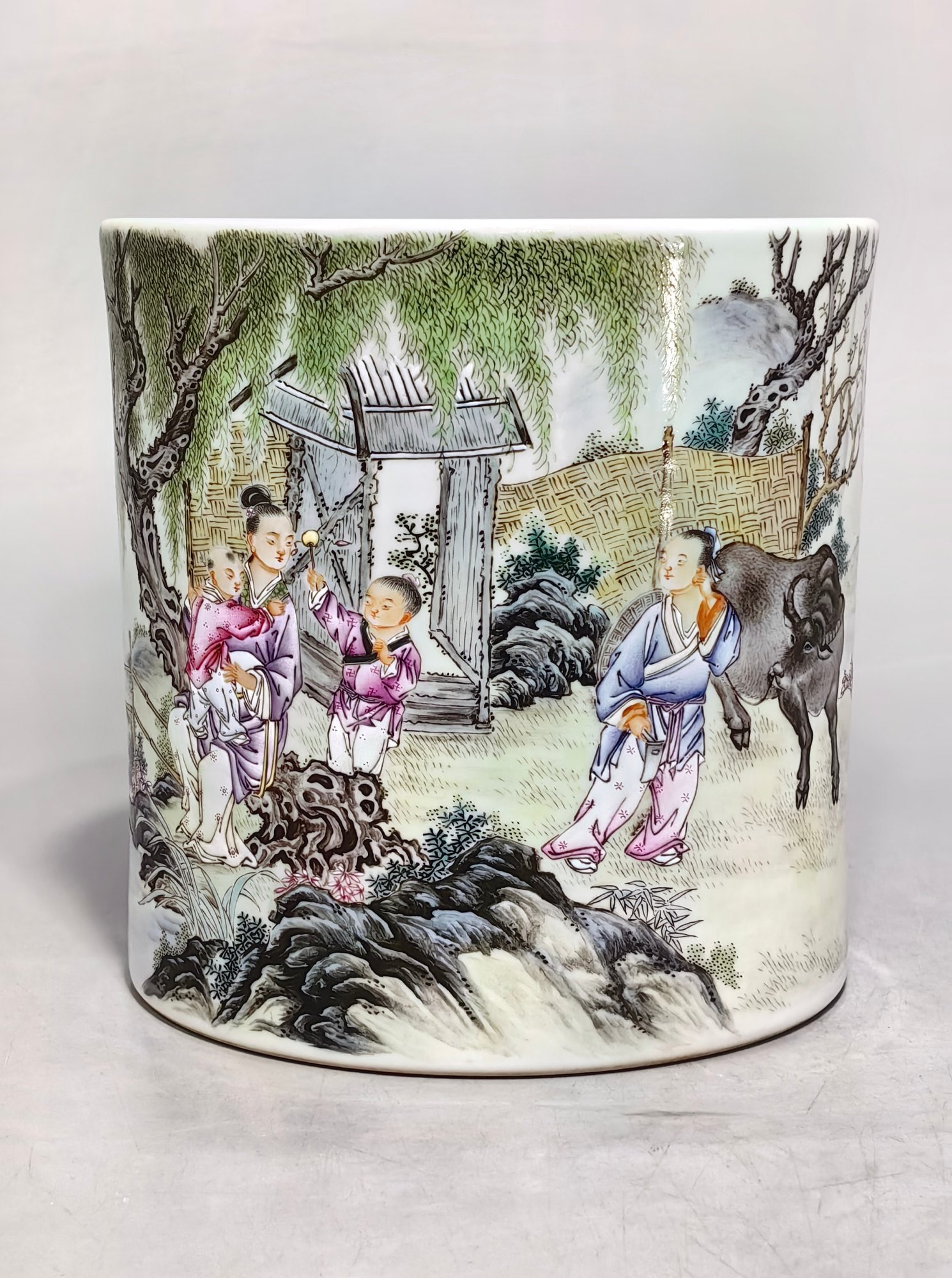 A Chinese Famille-Rose Porcelain Brush Pot: Ht. 18.3cm, Diam. 18.2cm
