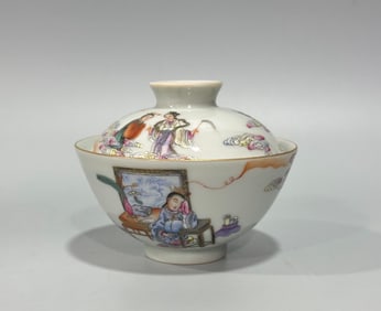 A Chinese Famille-Rose Porcelain Tea Bowl with Lid