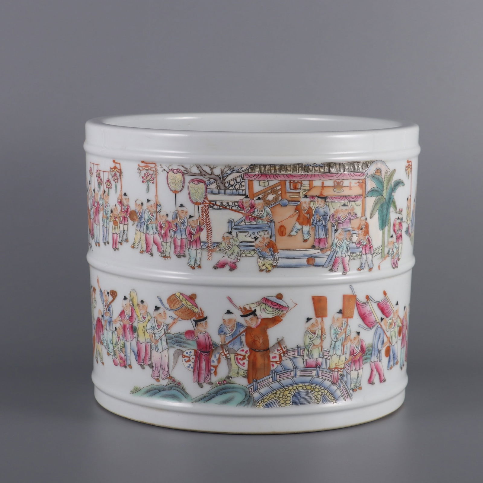 A Chinese Famille-Rose Porcelain Brush Pot: Ht. 18cm, Diam. 21.5cm