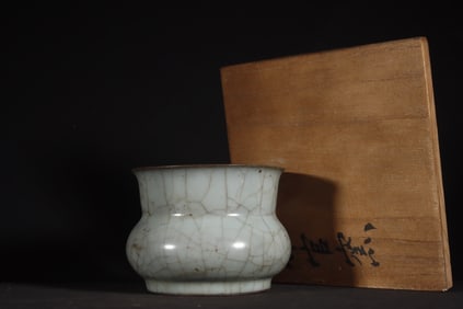 A Chinese Guan-Type Glazed Porcelain Brush Washer