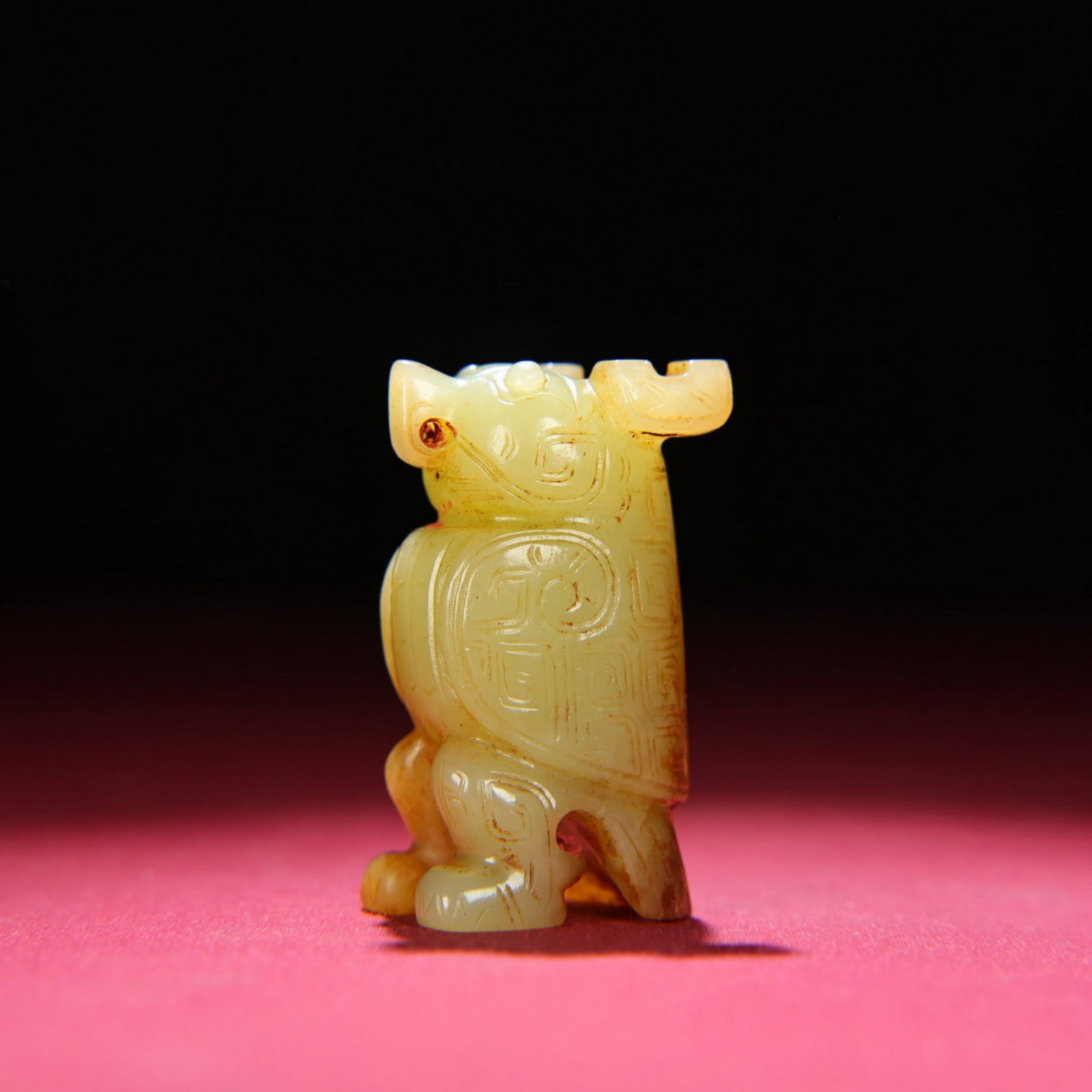 A Chinese Carved Jade Bird Statuette: Ht. 3.3cm, Wd. 5.6cm, Th. 2.4cm, Wt. 76g