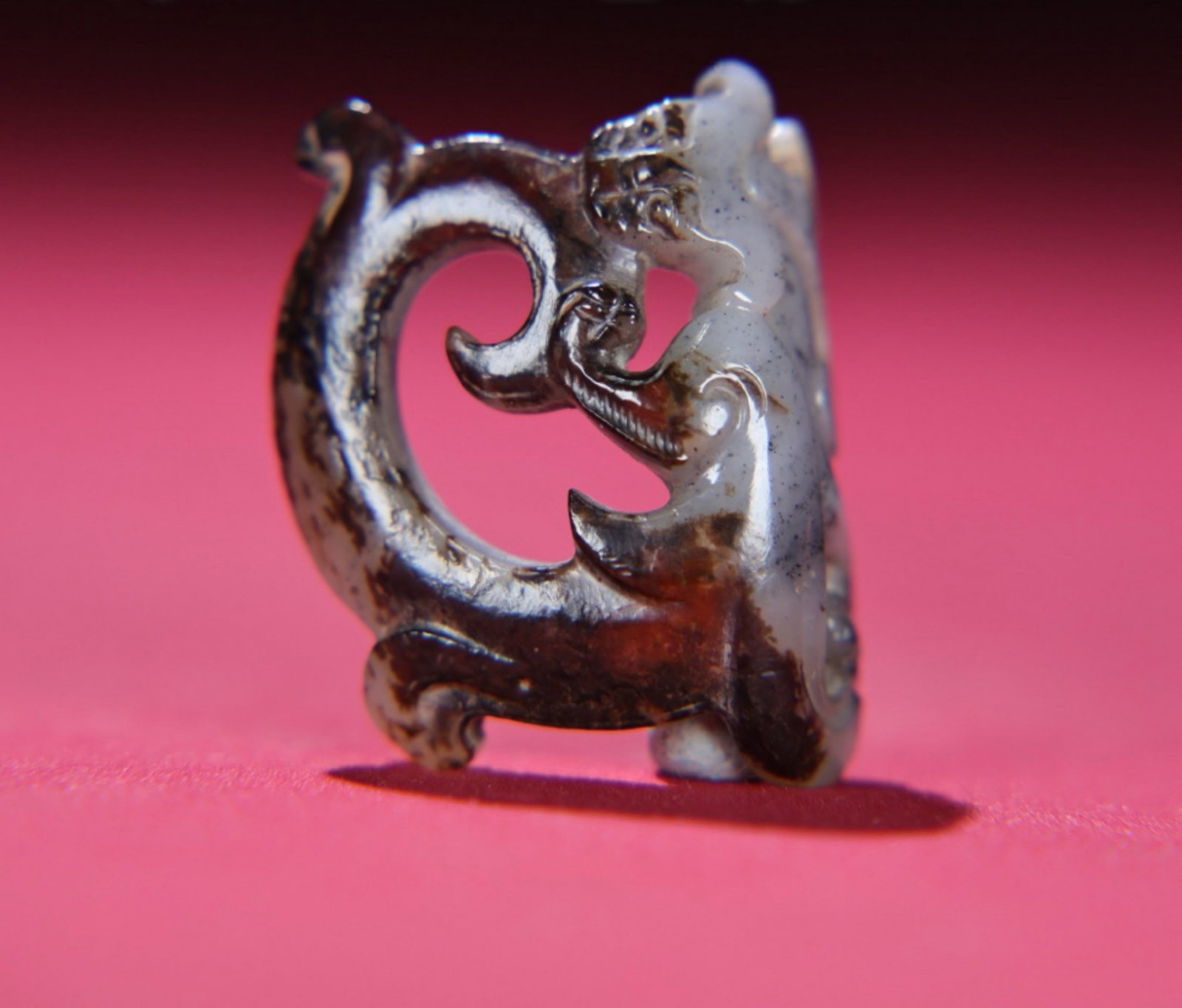 A Chinese Carved Jade Dragon Statuette: Ht. 3.2cm, Wd. 4.1cm, Th. 1.4cm, Wt. 14g