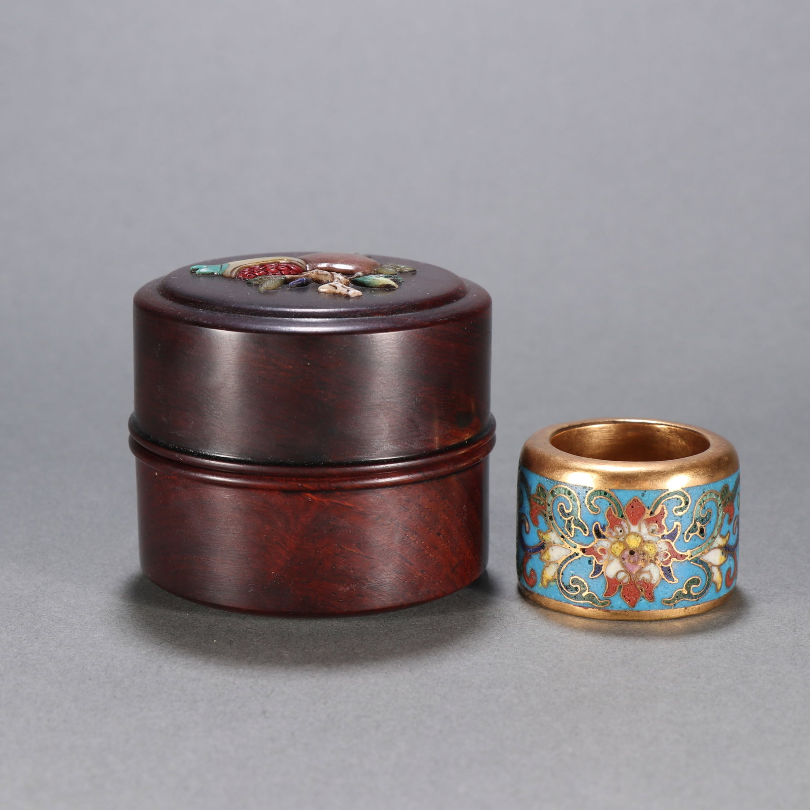 A Chinese Cloisonné Ring and Carved Hardwood Case with Hard-Stone Inlaid: Diam. 2.5cm, Wd. 2.3cm, Wt. 90.9g