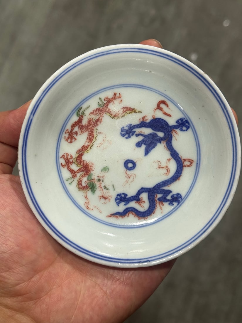 A Chinese Dou-Cai Glazed Porcelain Plate: Wd. 9.5cm