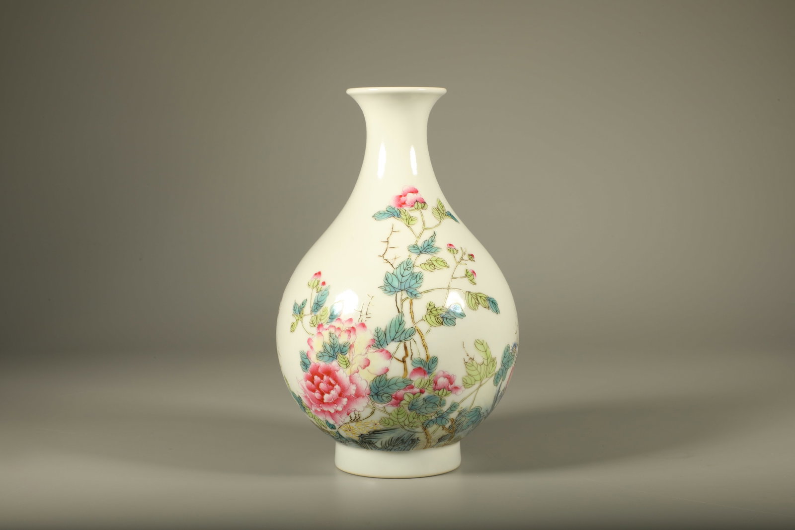 A Chinese Famille-Rose Porcelain Vase: Ht. 16.5cm, Diam. 10.5cm
