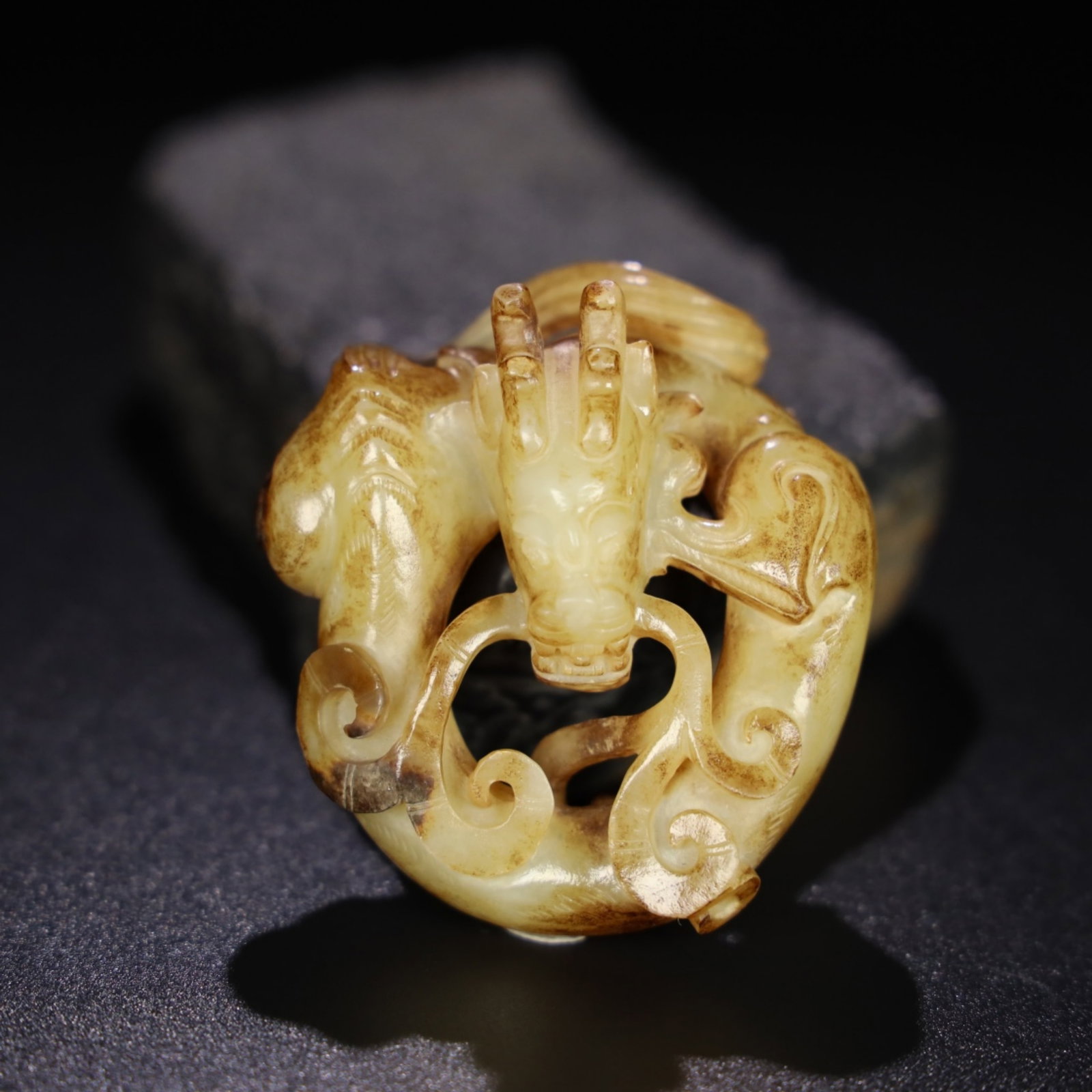 A Chinese Carved Jade Dragon Statuette: Th. 3.2cm, Lg. 6.5cm, Wd. 5.8cm, Wt. 84.1g