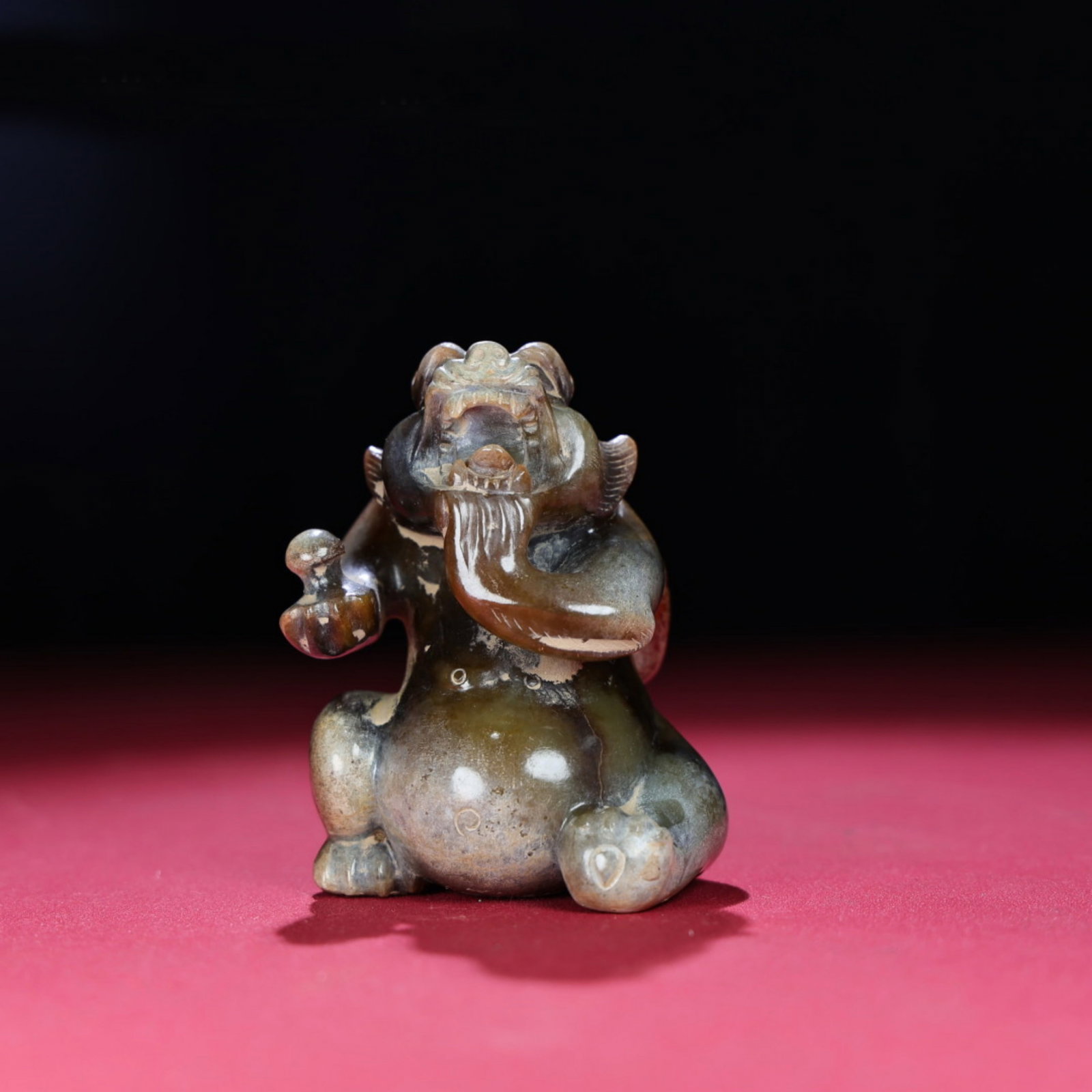 A Chinese Carved Jade Bear Statuette: Ht. 8.4cm, Wd. 5.3cm, Th. 5.1cm, Wt. 317g