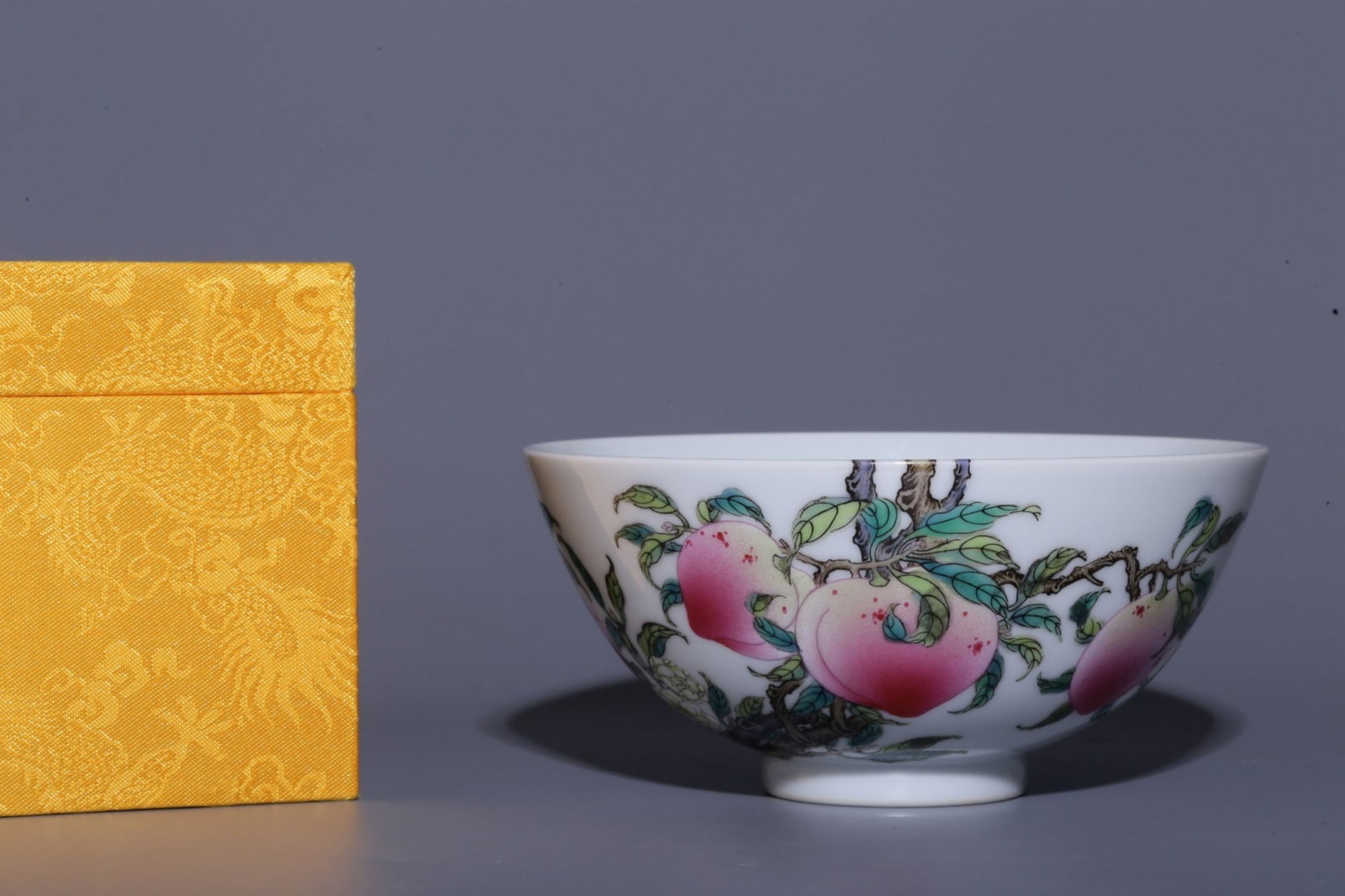 A Chinese Famille-Rose Porcelain Bowl: Ht. 6.8cm, Diam. 14.3cm, Wt. 200g