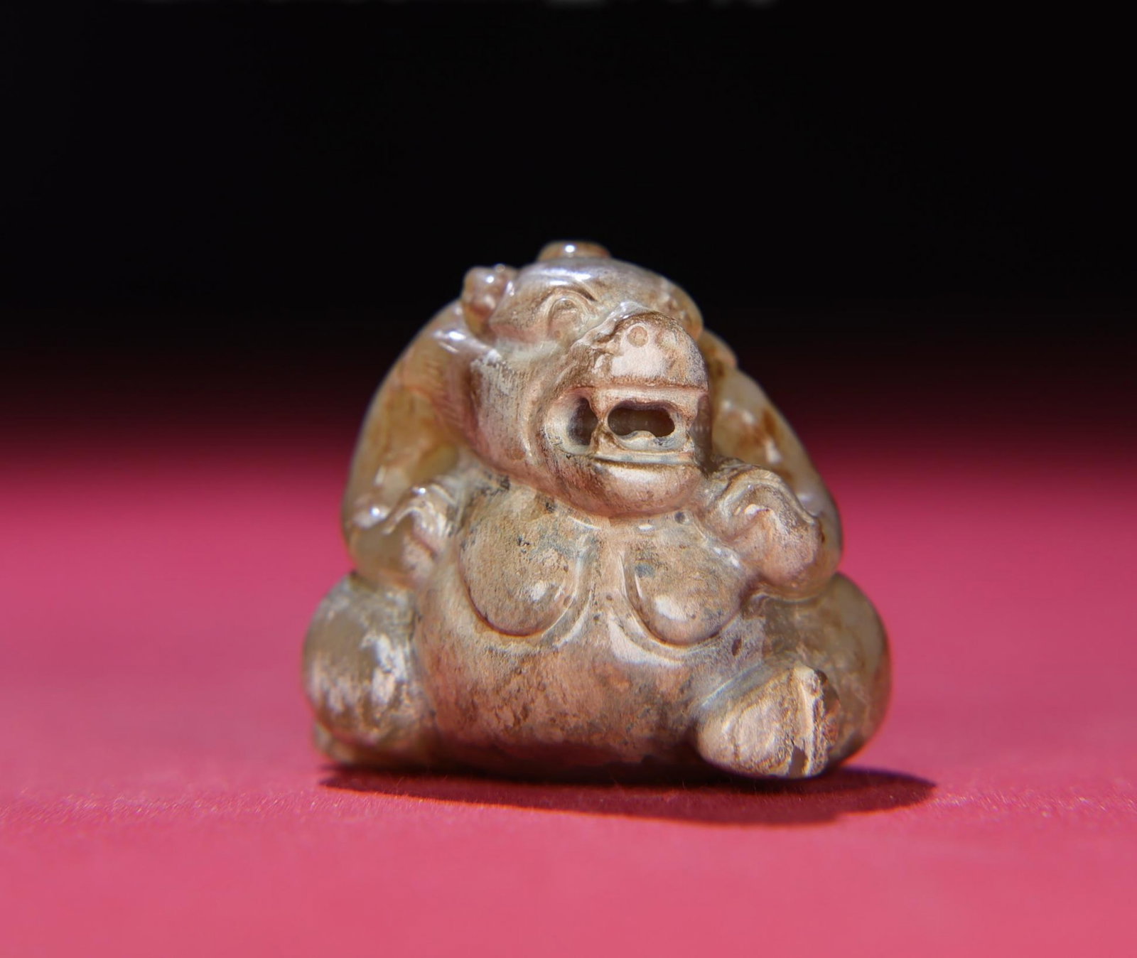 A Chinese Carved Jade Bear Statuette: Ht. 4.2cm, Wd. 4.5cm, Th. 3.3cm, Wt. 79g