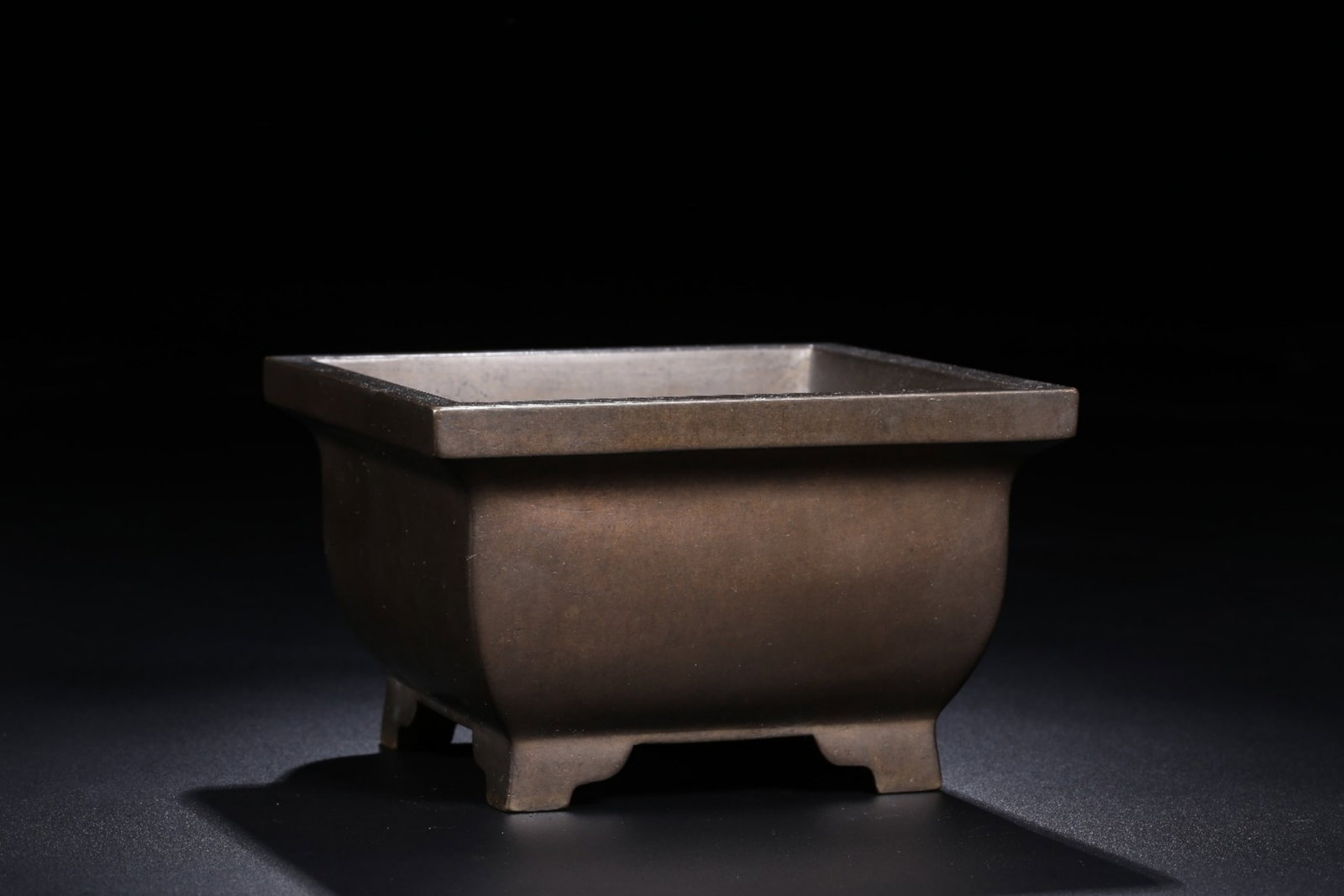 A Chinese Bronze Incense Burner: Ht. 7.3cm, Lg. 11.7cm, Wt. 1250g