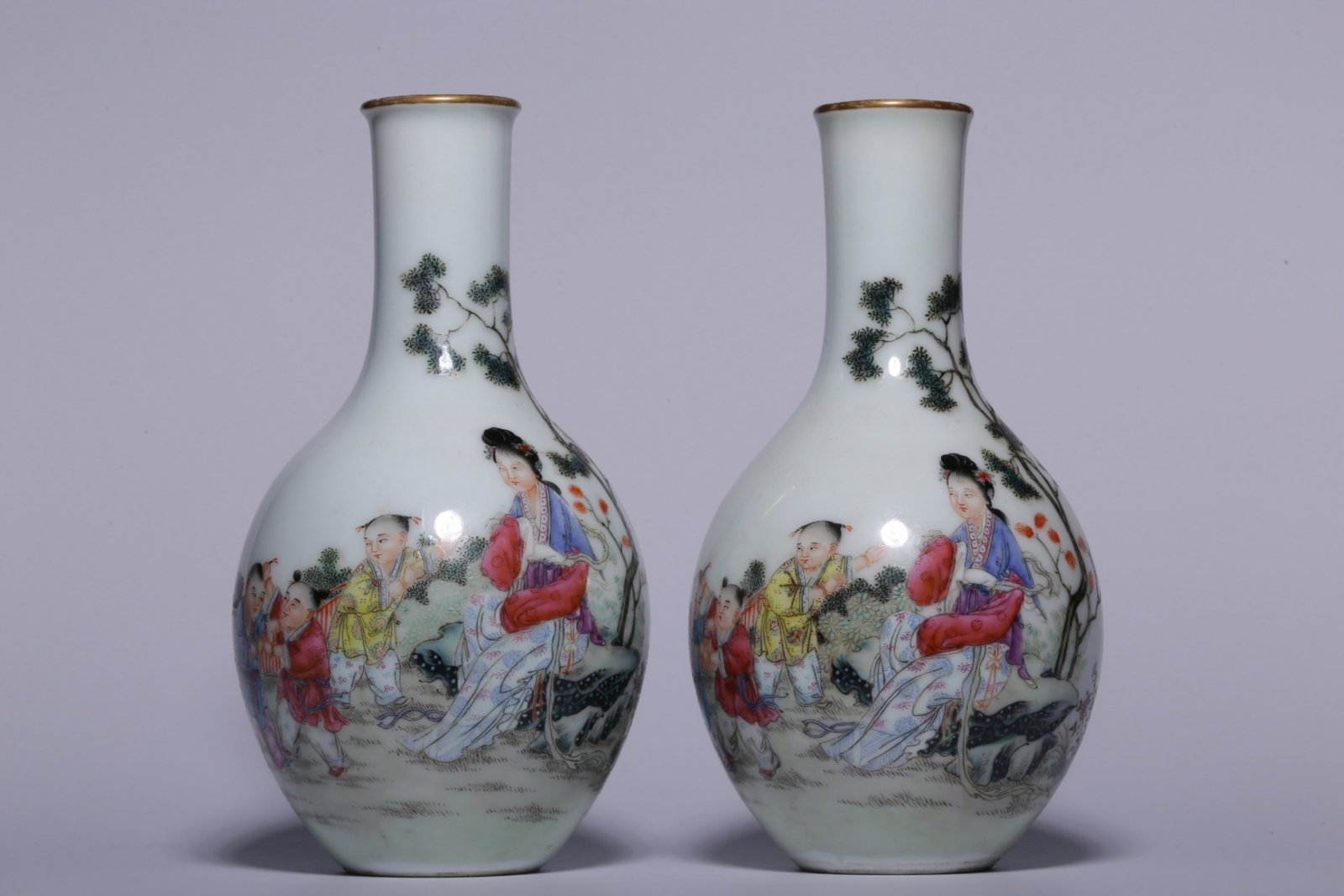 A Pair of Chinese Famille-Rose Porcelain Vases: Ht. 16.2cm, Diam. 9cm, Wt. 397g
