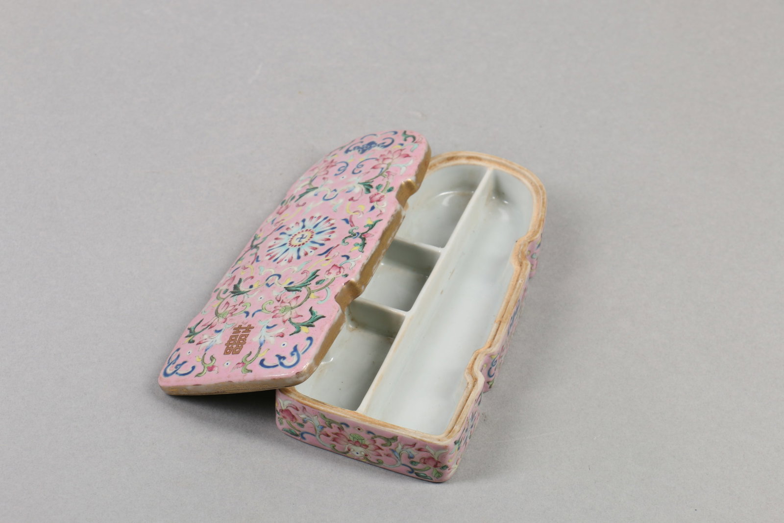 A Chinese Pink Ground Famille-Rose Porcelain Box: 16.2cm X 7.5cm X 3.2cm