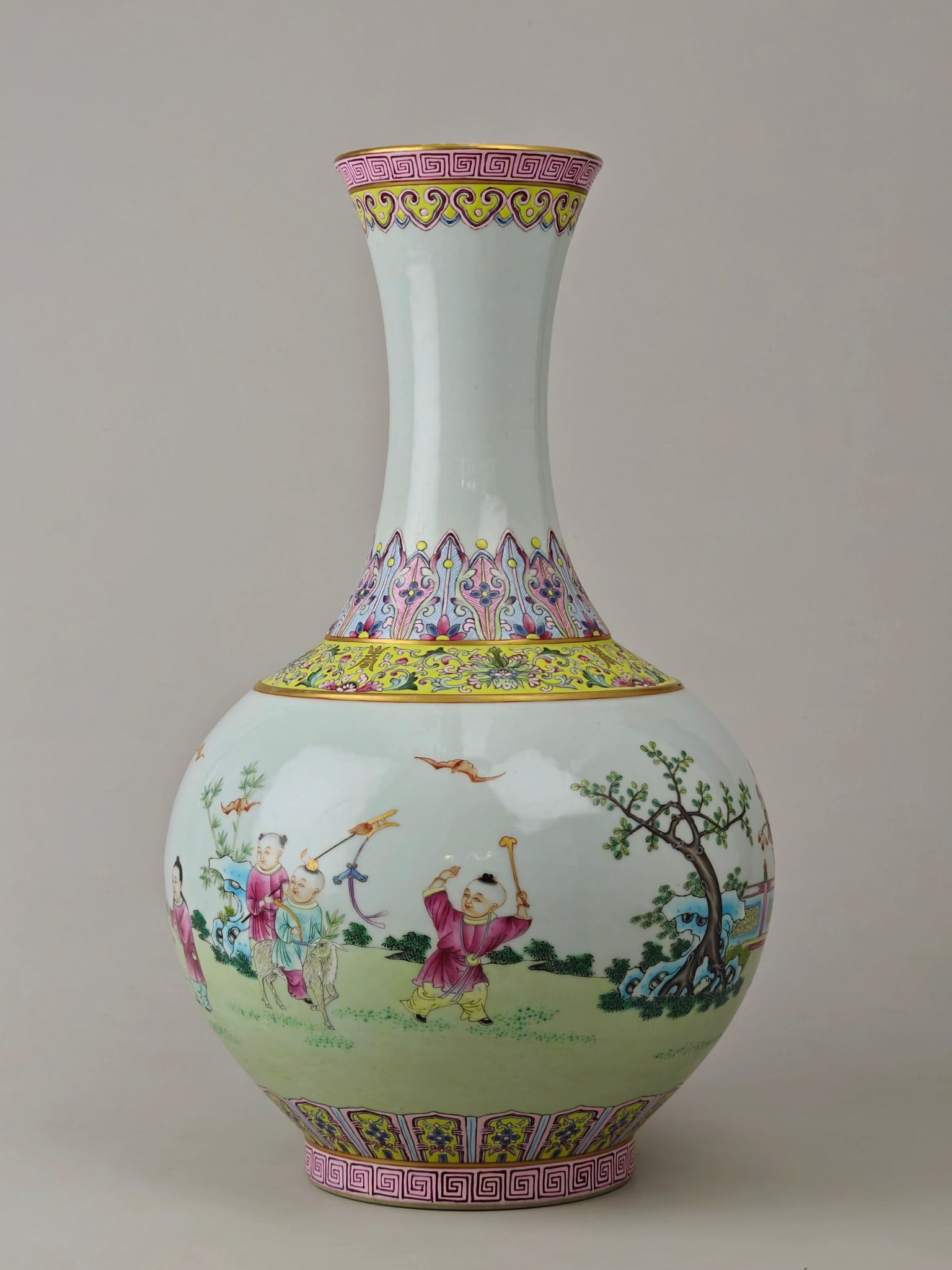 A Chinese Famille-Rose Porcelain Vase: Ht. 40cm, Wd. 25cm