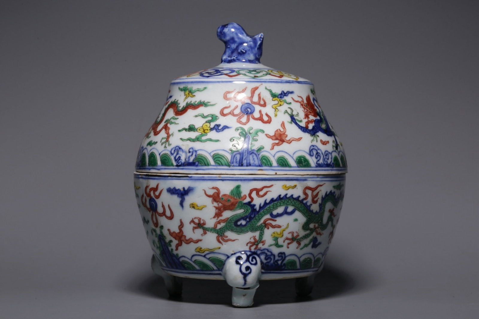 A Chinese Wu-Cai Glazed Porcelain Incense Burner with Lid: Ht. 17.4cm, Diam. 13.5cm, Wt. 933g