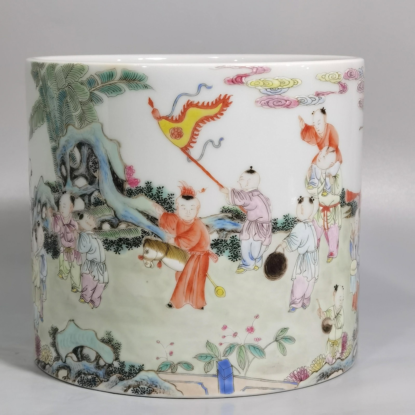 A Chinese Famille-Rose Porcelain Brush Pot: Diam. 16cm, Ht. 14.5cm