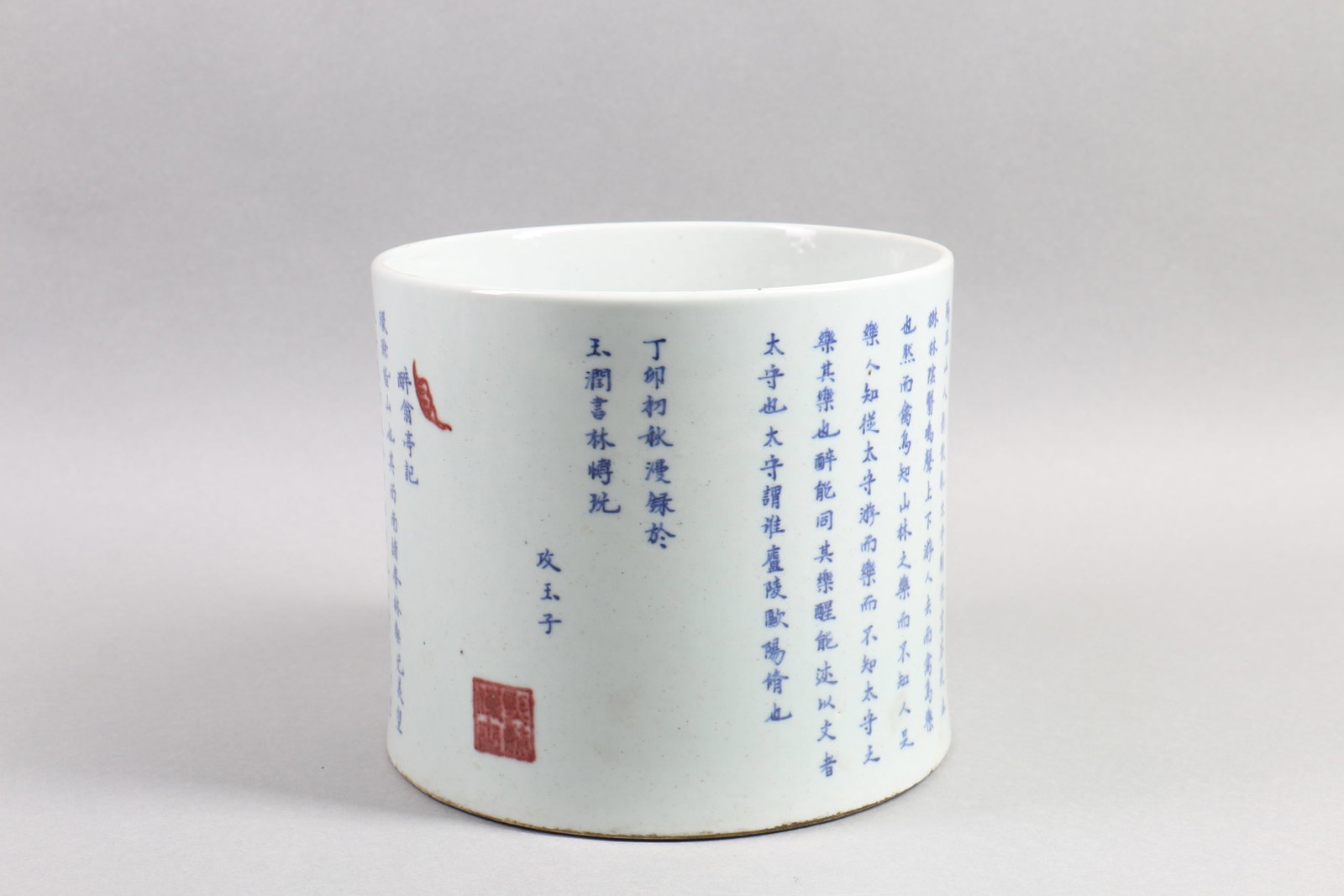 A Large Chinese Blue and White Iron-Red Porcelain Brush Pot: Diam. 19cm, Ht. 17cm