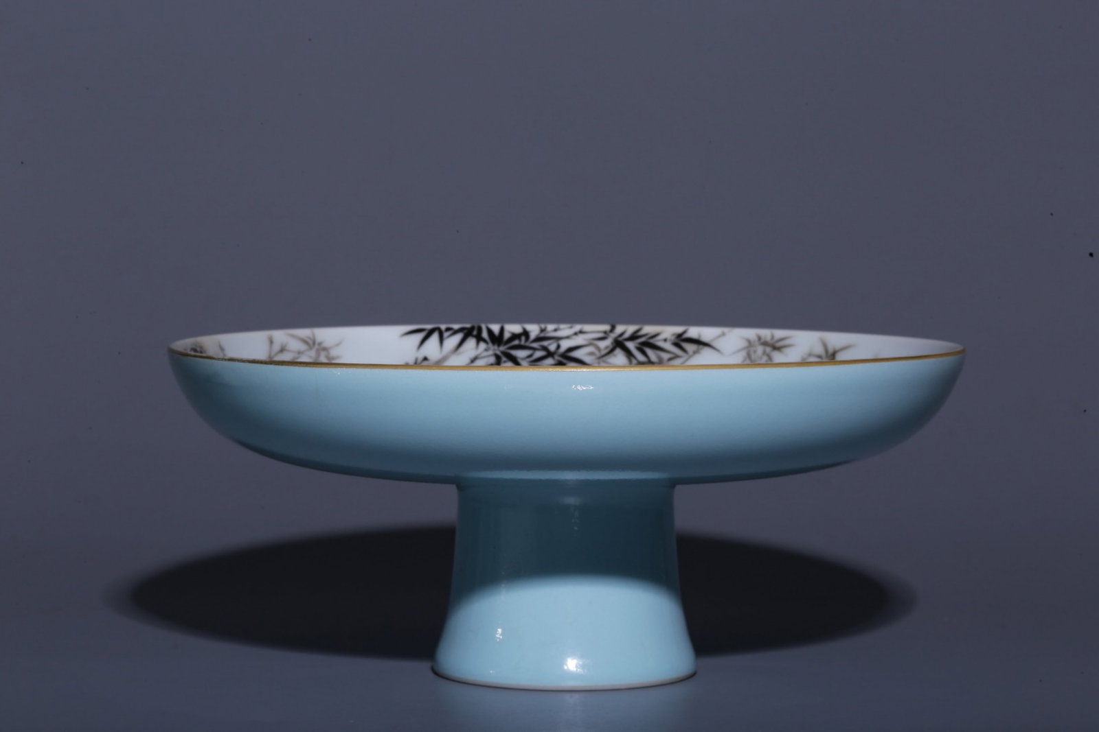 A Chinese Famille-Rose Porcelain Stem-Plate: Ht. 7.5cm, Diam. 17.5cm, Wt. 449g