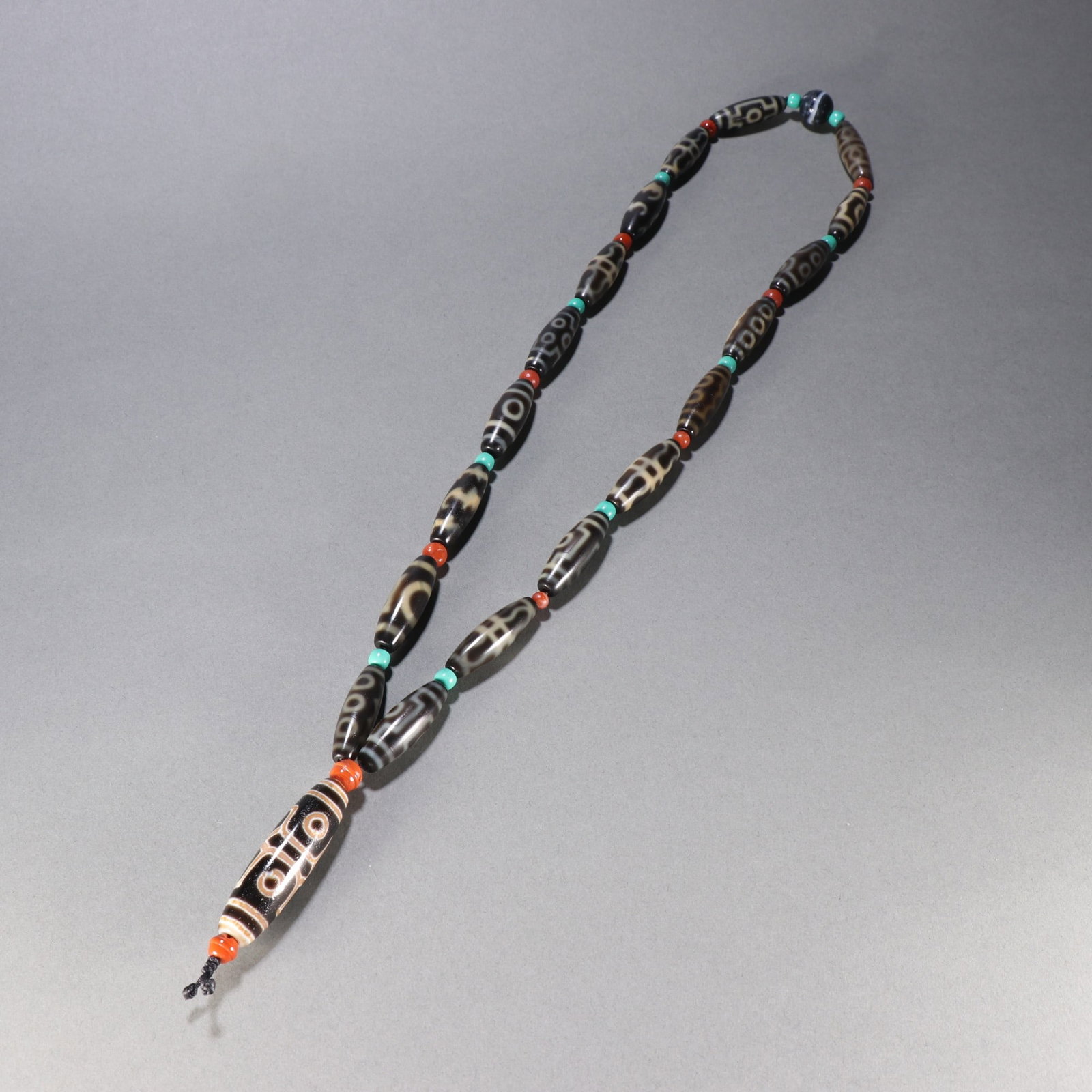 A Chinese Carved Agate DZI Beads Necklace: Lg. 5.6cm, Wd. 1.6cm, Wt. 177g