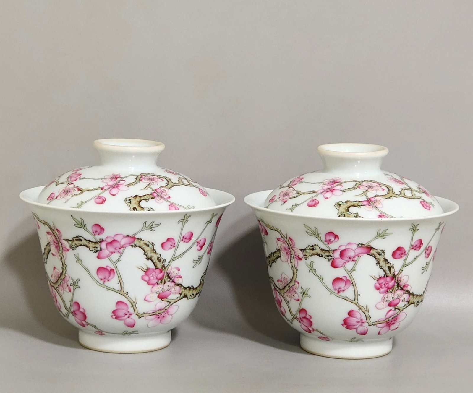 A Pair of Chinese Famille-Rose Porcelain Cups with Lids: Ht. 9cm, Diam. 9.2cm