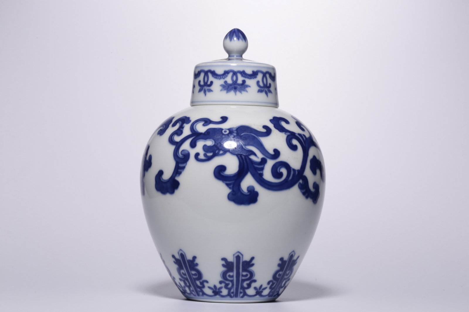 A Chinese Blue and White Porcelain Jar with Lid: Ht. 17cm, Diam. 12cm, Wt. 463g