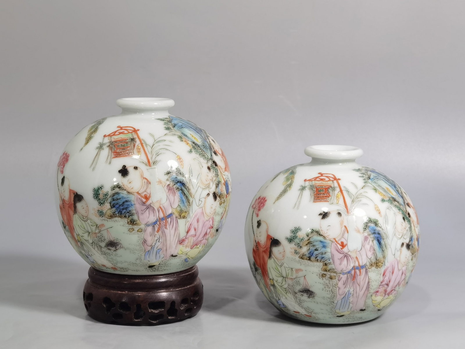 A Pair of Chinese Famille-Rose Porcelain Jars: Ht. 9.2cm, Diam. 9.5cm
