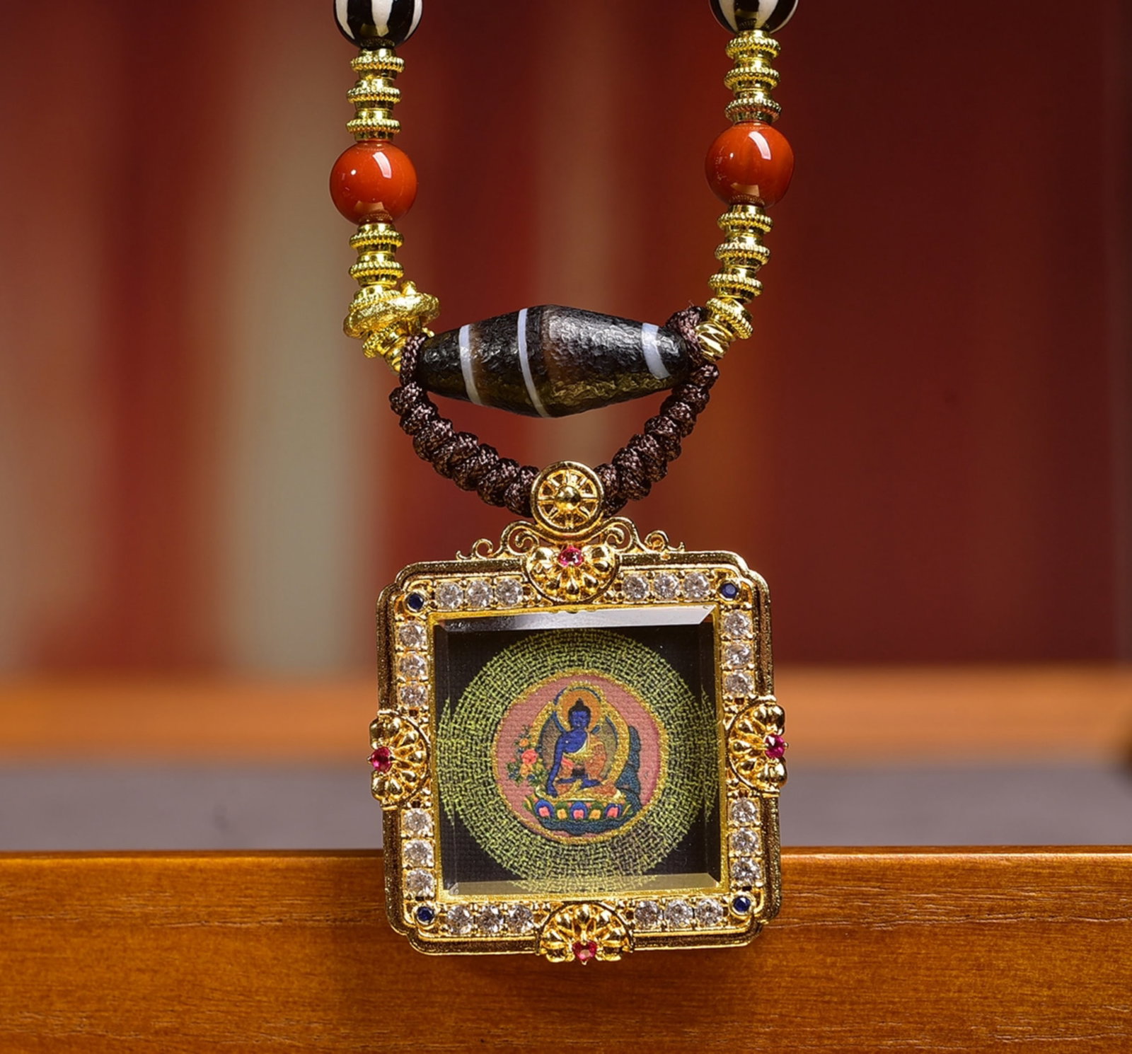 A Chinese Tangka with Gilt Bronze and Carved Agate Necklace: Ht. 3cm, Wt. 29g