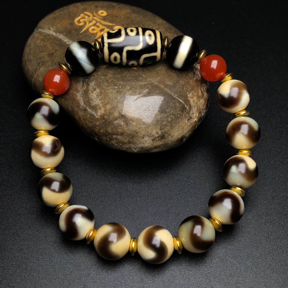 A Chinese Carved Agate DZI Beads Bracelet: Lg. 1.8cm, Diam. 1.1cm, Multi-Sizes