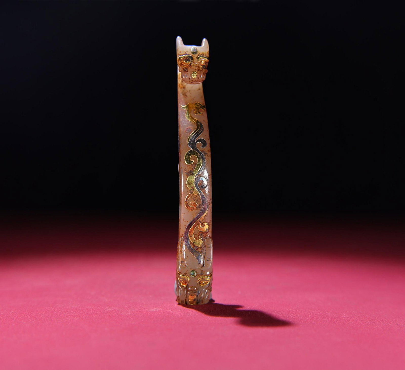 A Chinese Carved Jade Belt Buckle with Gilt Silver Inlaid: Ht. 12.9cm, Wd. 1.6cm, Th. 2.4cm, Wt. 62g