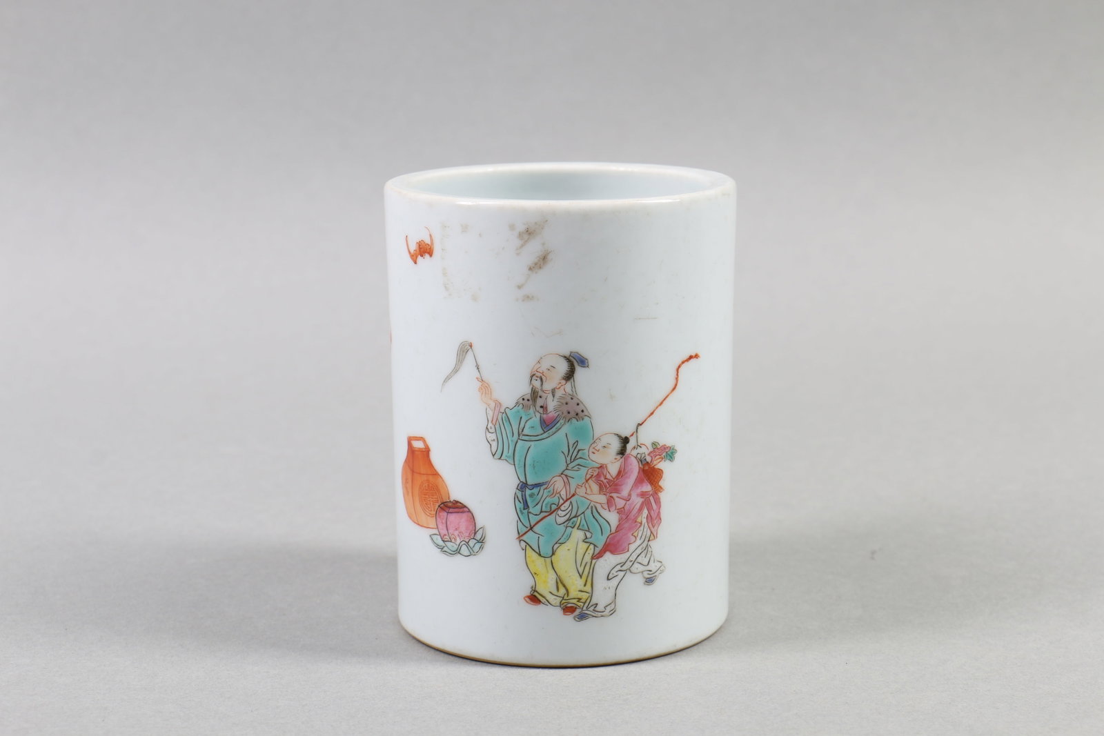A Chinese Famille-Rose Porcelain Brush Pot of Figures Story: Ht. 9.5cm, Diam. 7.5cm