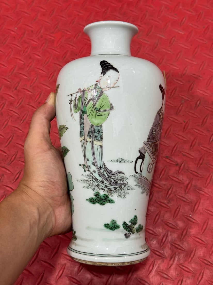 A Chinese Wu-Cai Glazed Porcelain Vase: Ht. 22cm