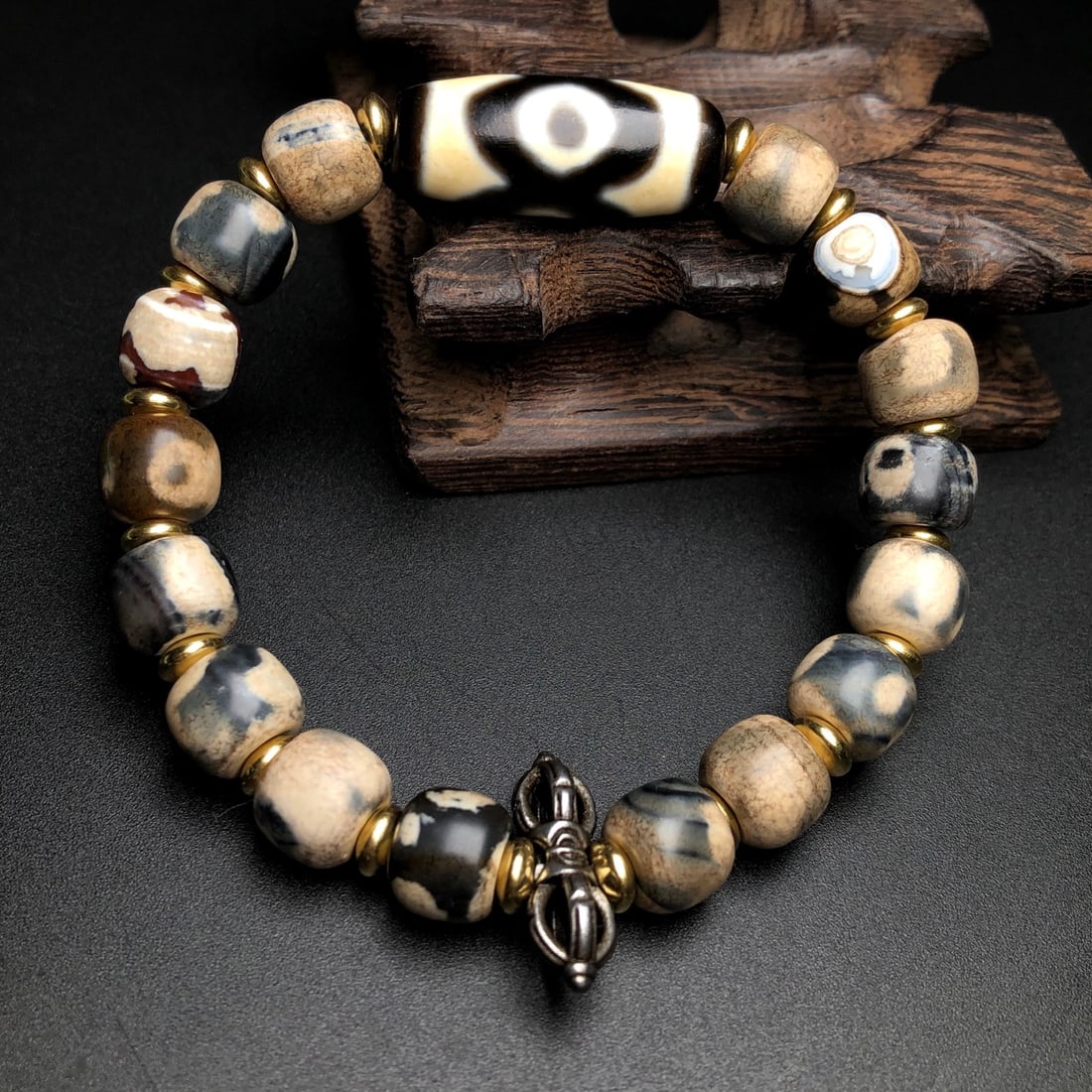 A Chinese Carved Agate DZI Beads Bracelet (1 of 8)