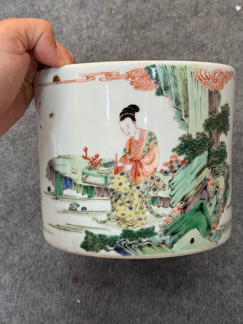 A Chinese Wu-Cai Glazed Porcelain Brush Pot: Ht. 14cm, Diam. 18cm