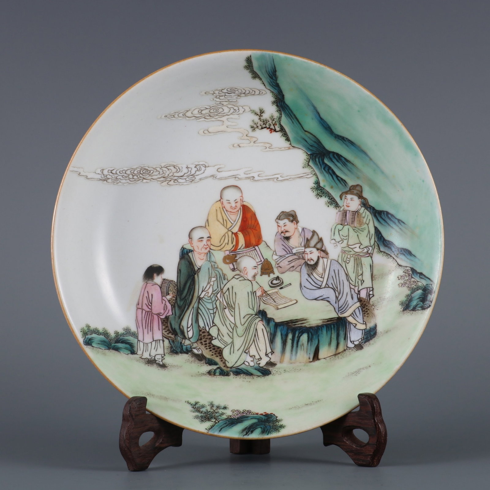 A Chinese Famille-Rose Porcelain Plate: Ht. 4.3cm, Diam. 20cm