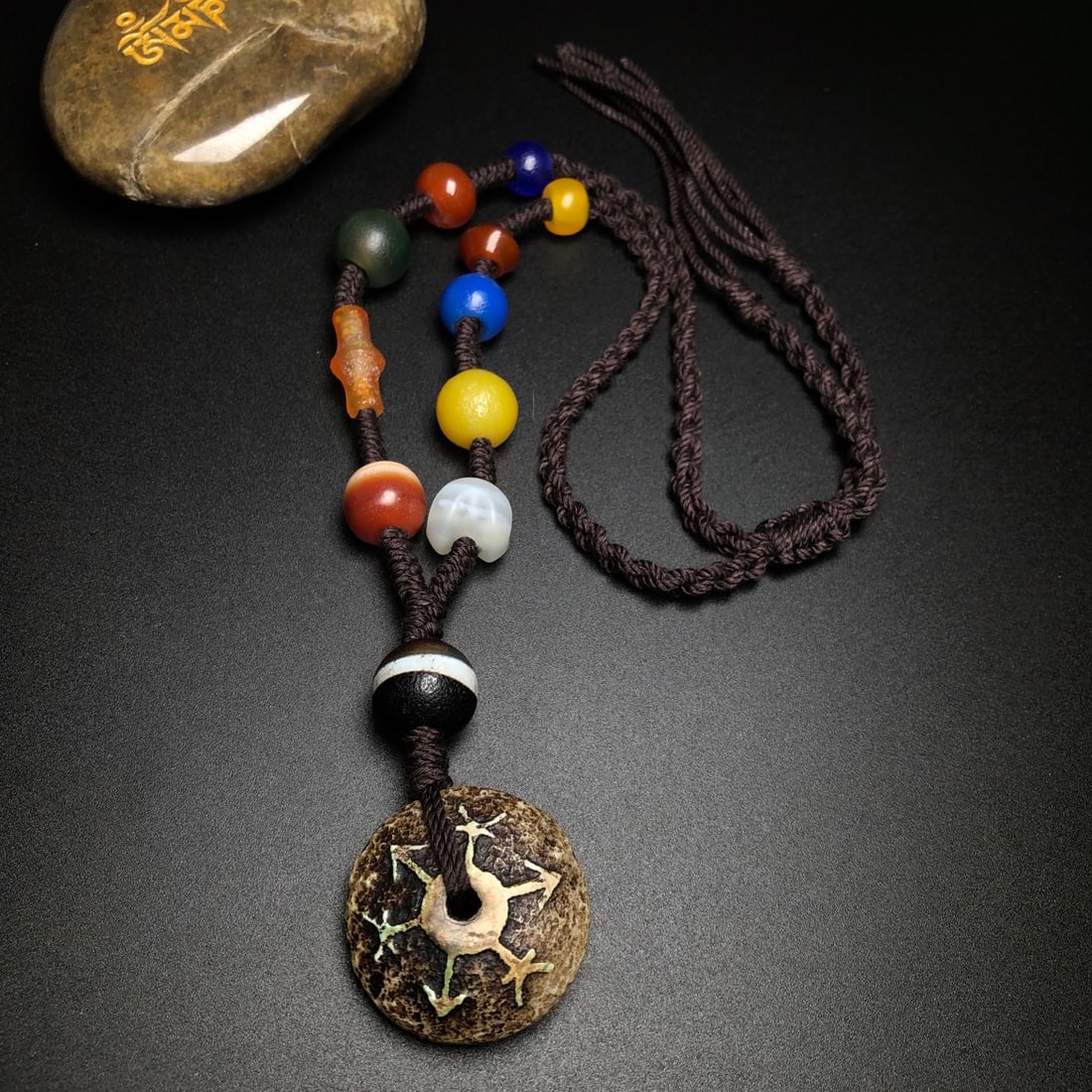 A Chinese Carved Agate DZI Beads Necklace: Lg. 3.3cm, Diam. 1.2cm, Multi-Sizes
