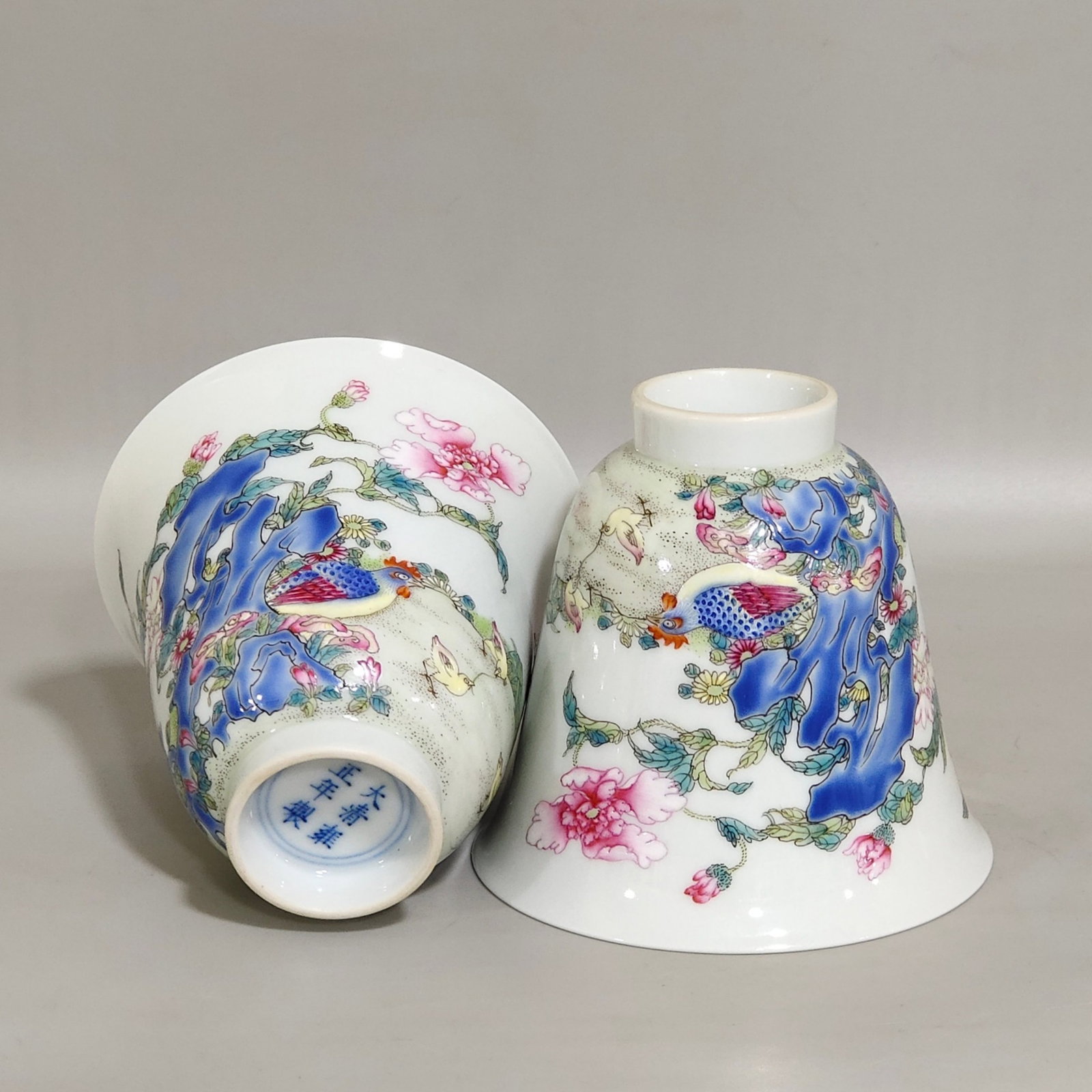 A Pair of Chinese Famille-Rose Porcelain Cups: Ht. 7.3cm, Diam. 7.8cm