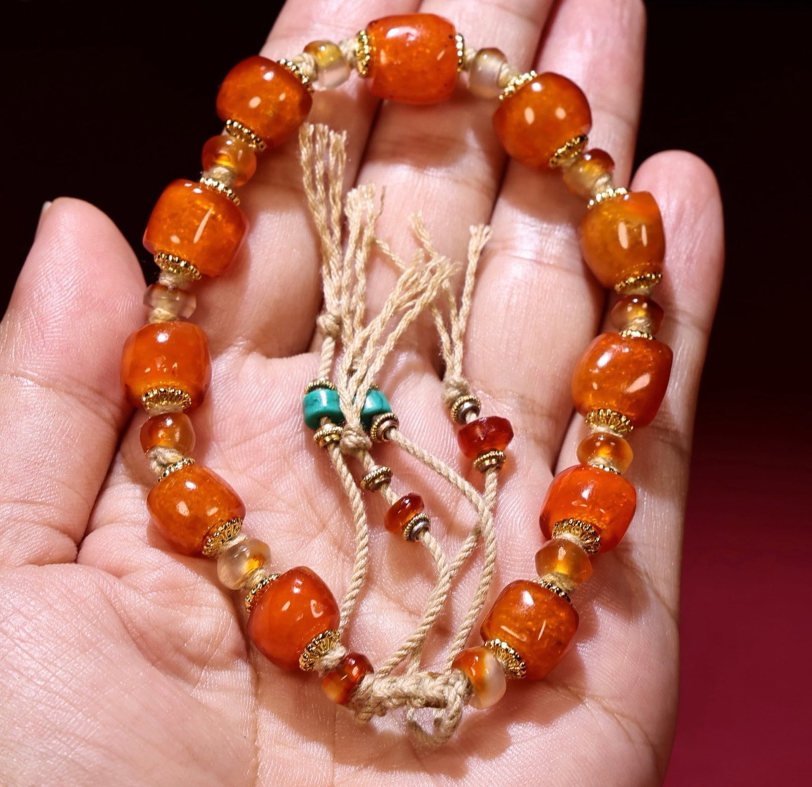 A Chinese Carved Agate Bracelet: Diam. 1.1cm, Wt. 22g, Multi-Sizes